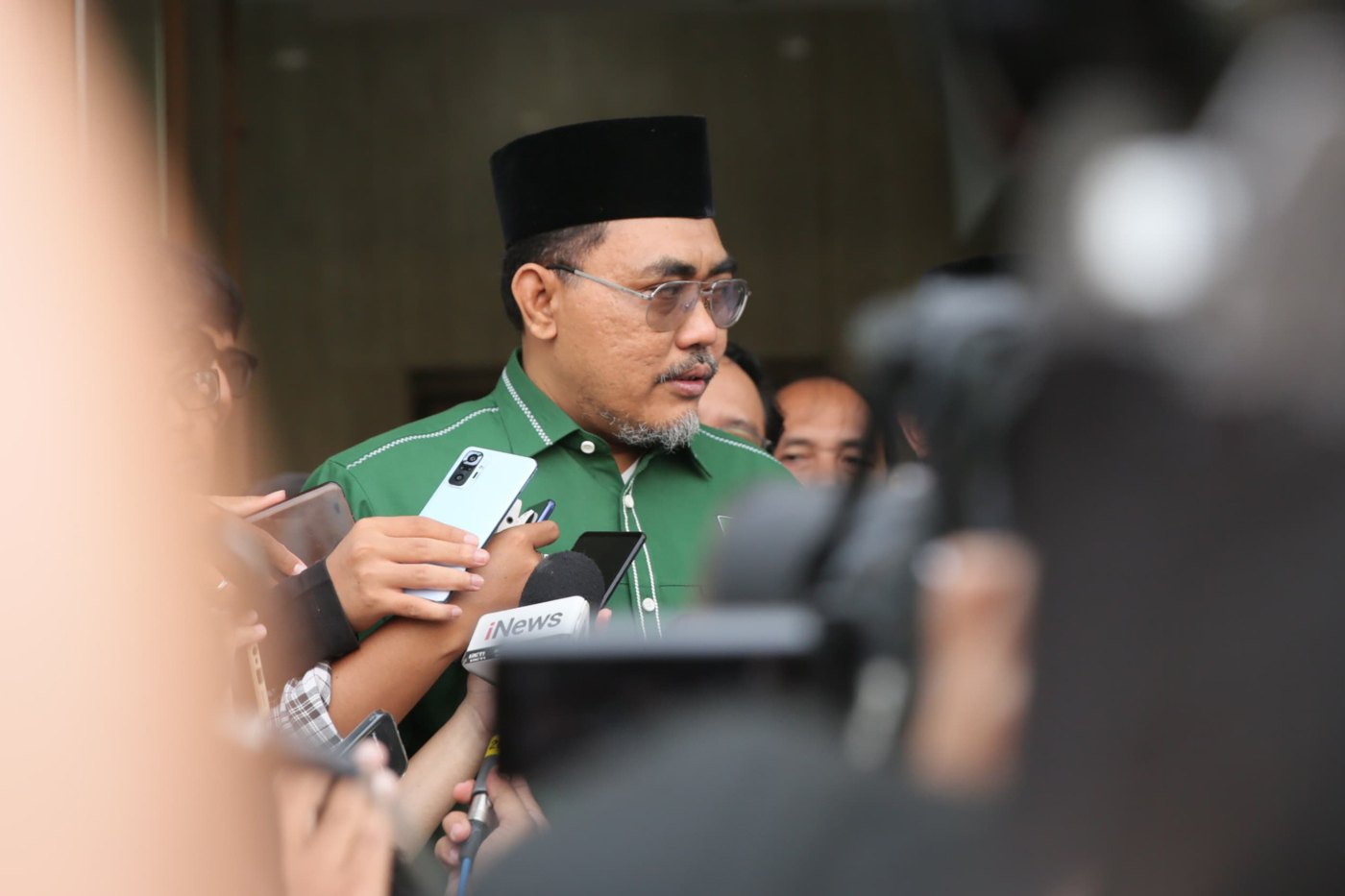 Wakil Ketua Umum PKB, Jazilul Fawaid bersama para petinggi PKB menyampaikan keterangan kepada wartawan usai rapat pleno dengan Dewan Syuro dan Dewan Tanfidz di DPP PKB, Jakarta, Jumat (1/9/2023). - Image