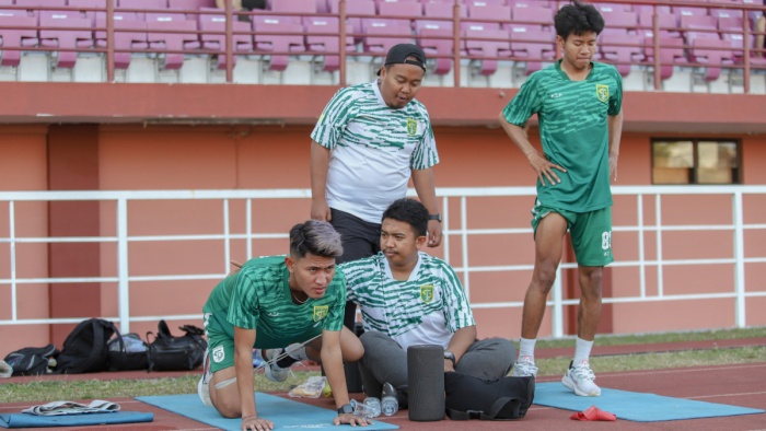 Risky Dwiyan menjalani latihan penguatan bersama fisioterapis Persebaya Surabaya. Dia harus melalui itu usai kembali dari cedera tulang belakang. (persebaya.id) - Image