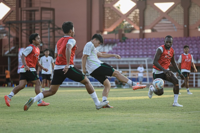 Pemain Persebaya Surabaya intensif menjalani latihan dalam persiapan mereka menjamu Borneo FC di Stadion Gelora Bung Tomo, Minggu (3/9). (persebaya.id) - Image