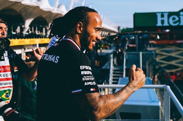 Lewis Hamilton tandatangani kontrak baru bersama Mercedes. Dia berharap ada progres dari Mercedes tahun depan. - Image
