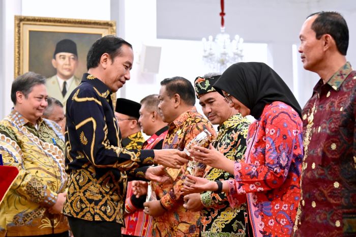 Presiden Joko Widodo serahkan penghargaan predikat TPID Terbaik 2022 se-Jawa dan Bali kepada Bupati Ipuk Fiestiandani di Istana Negara, Kamis (31/8). - Image