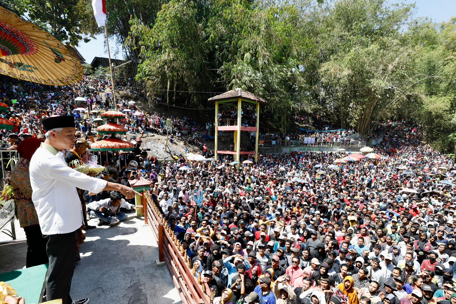 Puncak perayaan tradisi Sebar Apem Yaa Qowiyyu tahun 2023 kembali digelar di Kompleks Pemakaman Ki Ageng Gribig, Kecamatan Jatinom, Kabupaten Klaten pada Jumat (1/9) siang. (Istimewa) - Image