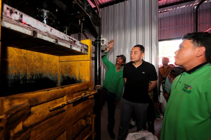 Wali Kota Surabaya Eri Cahyadi meresmikan gedung Bank Sampah Induk Surabaya, Jumat (1/9). - Image