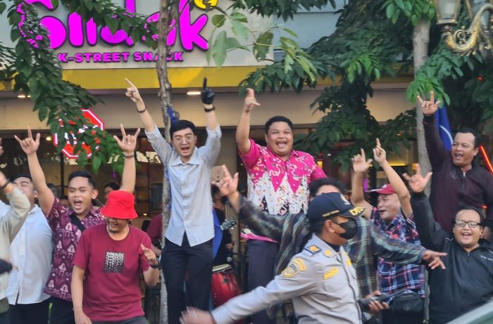 Nyanyian Ganjar Pranowo Presidenku dilantangkan kader dan pendukung Ganjar Pranowo. - Image