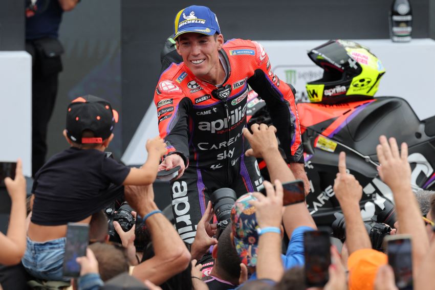 Bintang Aprilia Aleix Espargaro merayakan kemenangan di balapan MotoGP Barcelona, Minggu (3/9). - Image