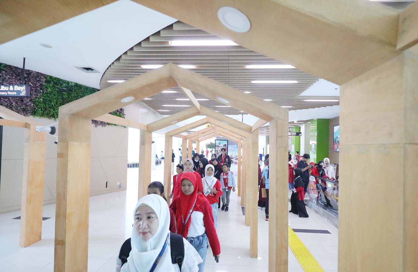 Jurnalis cilik mengikuti kegiatan KAI Commuter Fun Journey 2023 bertema ?Commuter Parenting dan Jurnalis Cilik di Stasiun BNI City, Jakarta, Sabtu (2/9/2023). - Image