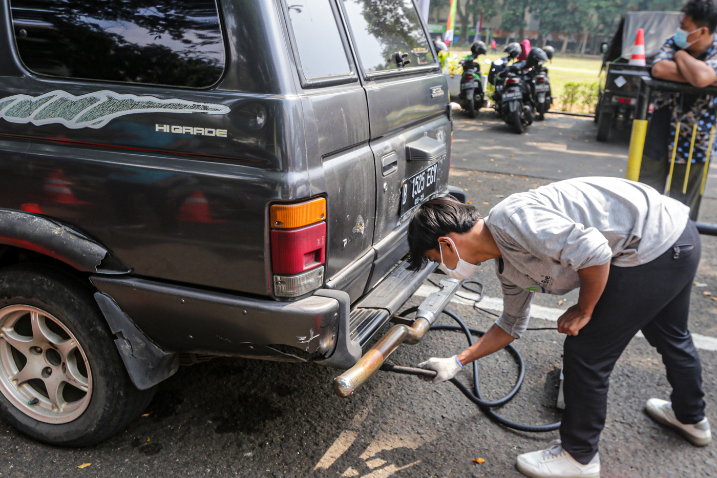 Petugas melakukan uji emisi gartis kendaraan bermotor di Kantor Walikota Depok, Jawa Barat, Sabtu (2/9/2023). - Image