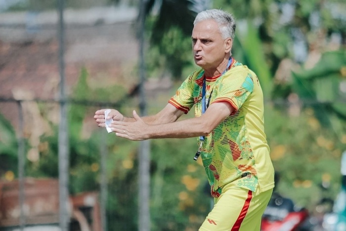 Pelatih PSS Sleman Marian Mihail bertekad melanjutkan tren apik tim asuhannya saat menjamu PSM Makassar di Stadion Maguwoharjo, Minggu (3/9) malam. - Image