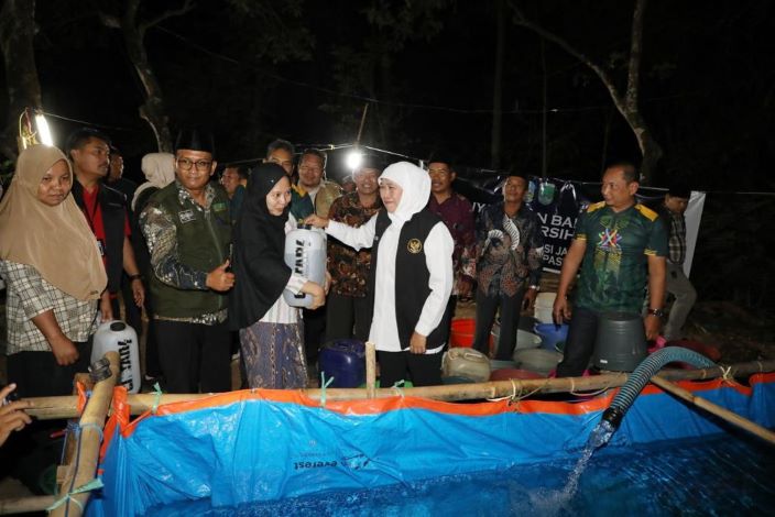 Gubernur Jawa Timur Khofifah Indar Parawansa salurkan bantuan air bersih ke Kabupaten Pasuruan pada Sabtu (2/9) malam. - Image