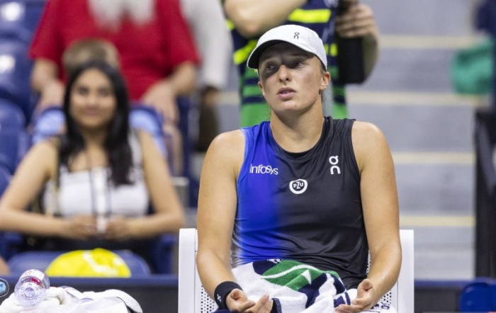 Iga Swiatek tampak lesu setelah dikalahkan Jelena Ostapenko menuju babak 16 besar US Open 2023. (Antara) - Image
