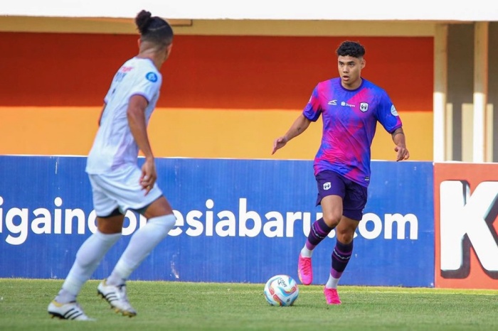 Kenshiro Daniels (kanan) menjalani debut bersama RANS Nusantara FC saat menghadapi Persik Kediri. - Image