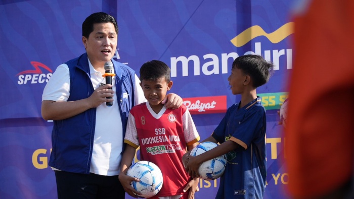 Erick Thohir saat memberikan pertanyaan kepada anak-anak yang mengikuti Grassroot Football Festival di Jogjakarta. (pssi.org) - Image