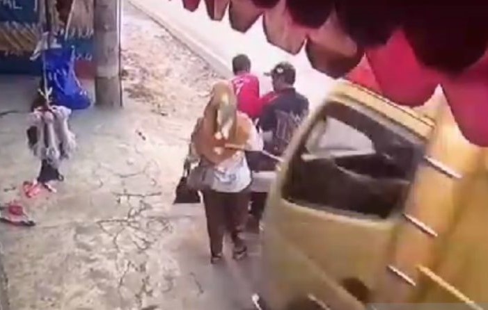 Tangkapan layar video CCTV detik-detik kecelakaan lalu lintas truk menabrak satu keluarga di Kampung Cikukulu, Kabupaten Sukabumi, pada Minggu (3/9). - Image