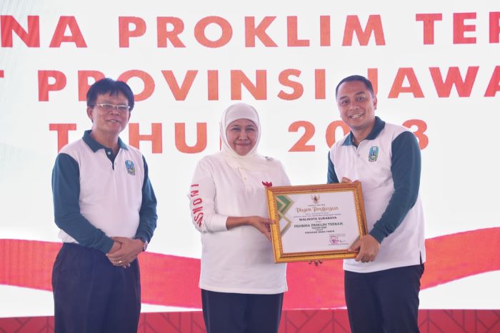 Wali Kota Surabaya Eri Cahyadi menerima penghargaan pada puncak peringatan HLH sedunia Provinsi Jatim Tahun 2023 dari Gubernur Khofifah Indar Parawansa. - Image