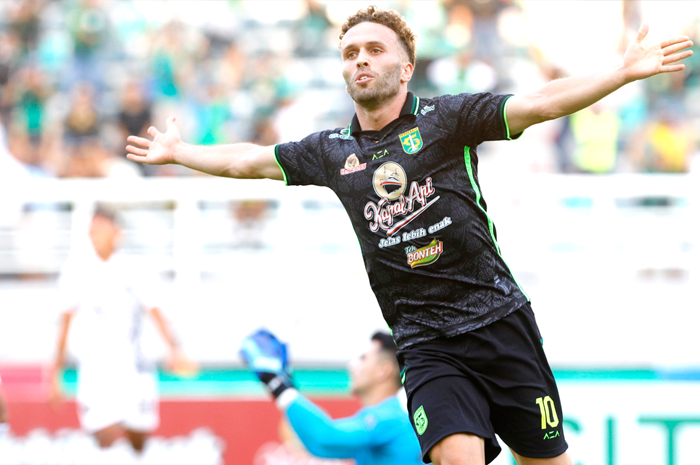 TREN TERJAGA: Ze Valente berselebrasi setelah membobol gawang Borneo FC. Gol yang dia cetak menjadi penentu kemenangan Persebaya Surabaya. - Image