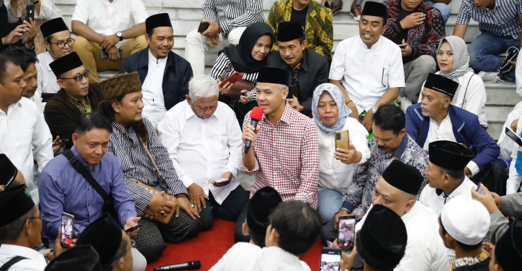 Dalam rangka perpisahan dengan Gubernur Jawa Tengah Ganjar Pranowo yang purnatugas pada 5 September mendatang, ratusan kiai se-Jawa Tengah temui Ganjar di Puri Gedeh, Kota Semarang, Minggu (3/9). - Image