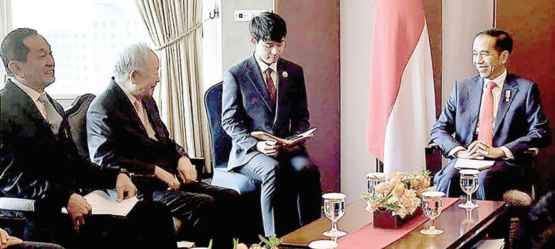 PENGALAMAN PETAMA: Henry Pahala Pinilih (dua dari kanan) saat mendampingi Presiden Jokowi bertemu para pemimpin perusahaan besar Korea Selatan di Seoul pada 9 September 2018. - Image