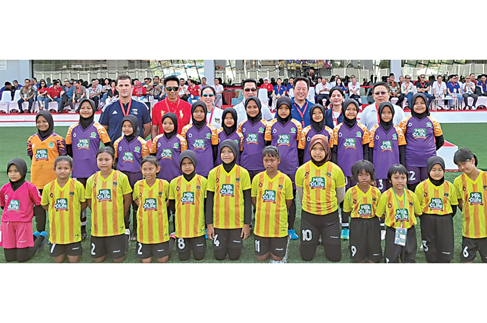 MERINTIS KEJAYAAN: Tim SD 2 Rendeng yang mengikuti MilkLife Soccer Challenge Batch 2 foto bersama petinggi PSSI dan Djarum Foundation di sela acara peresmian Supersoccer Arena, Kudus, kemarin (3/9). - Image