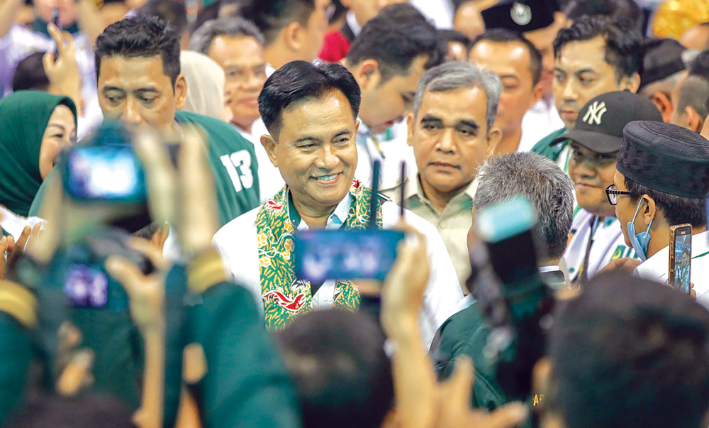 Yusril Ihza Mahendra (tiga dari kiri) dan Sekjen Partai Gerindra Ahmad Muzani menghadiri acara konsolidasi kader PBB dan deklarasi dukungan untuk bacapres Prabowo Subianto di DBL Arena, Minggu (3/9). - Image