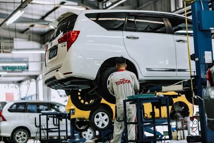 Perawatan rutin dibengkel resmi Toyota (Ilustrasi). - Image