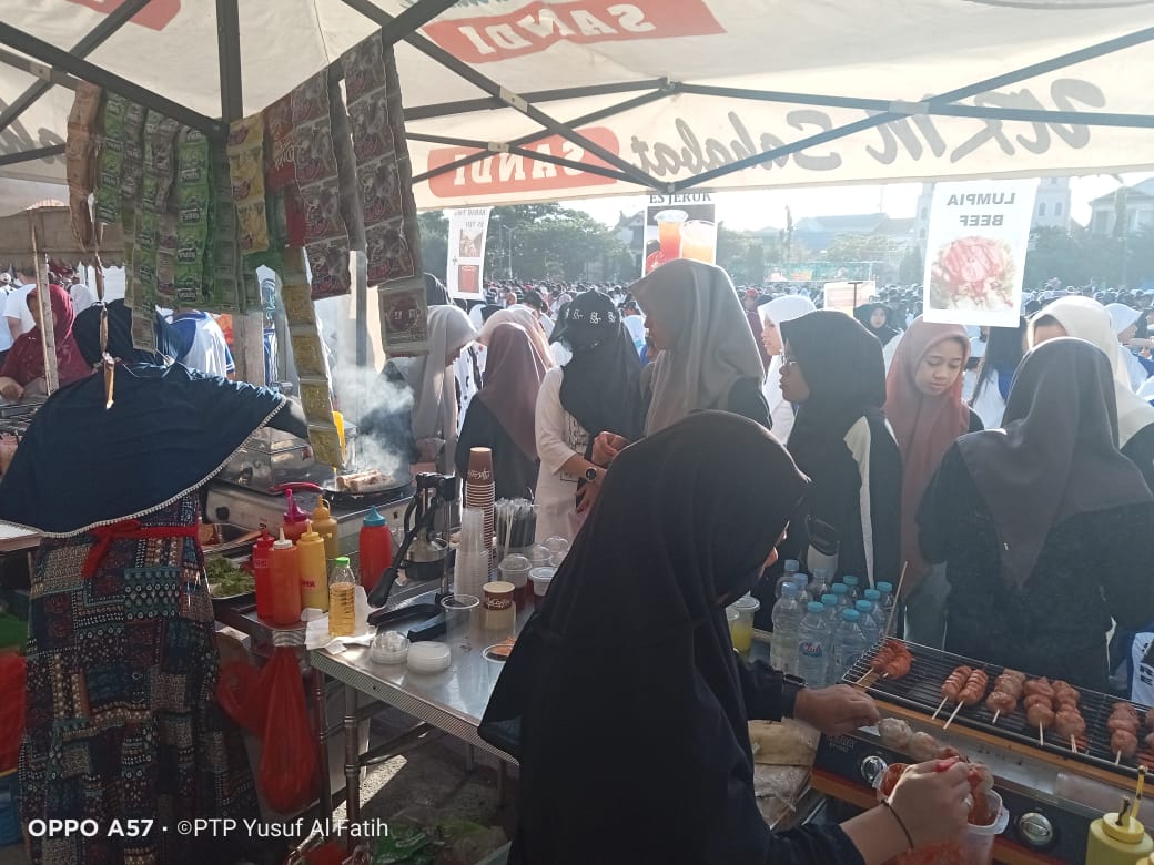 Kegiatan 100 langkah perhari yang berlangsung di Lapangan Andi Makkasau, Kota Parepare, Makassar, Sulawesi Selatan, membuat para UMKM terbantu. (Istimewa) - Image
