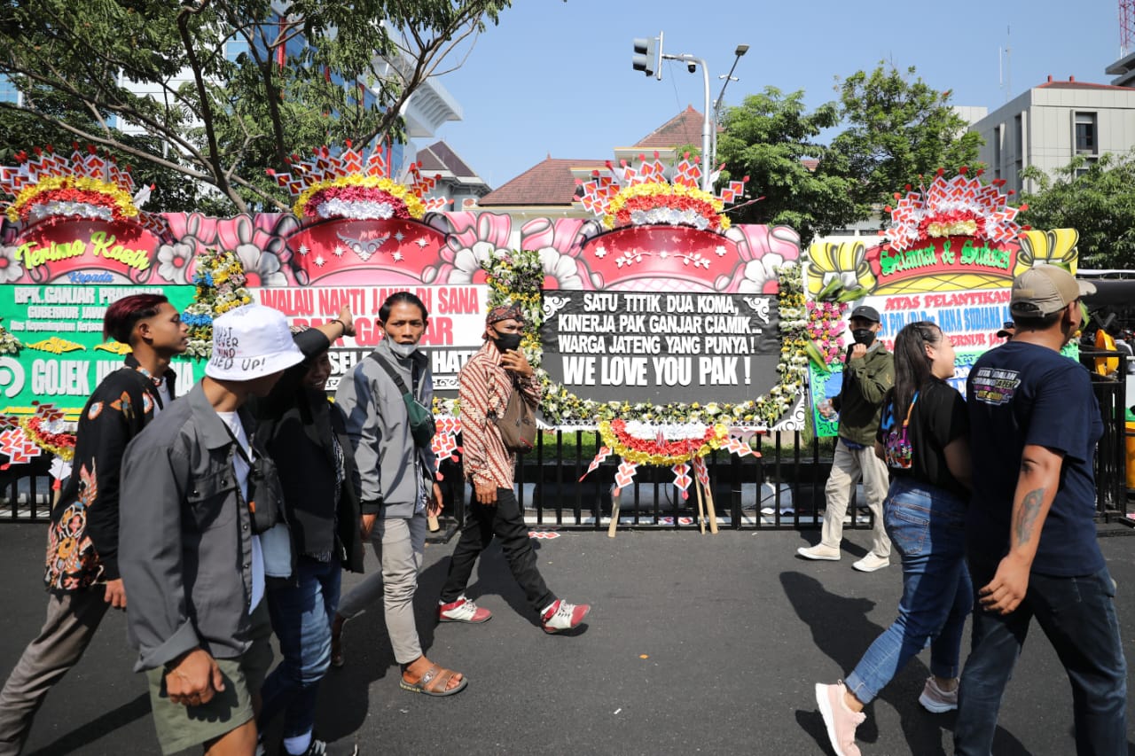 Ribuan karangan bunga yang berisi ucapan terima kasih kepada Gubernur Jawa Tengah (Jateng) Ganjar Pranowo. (Istimewa) - Image