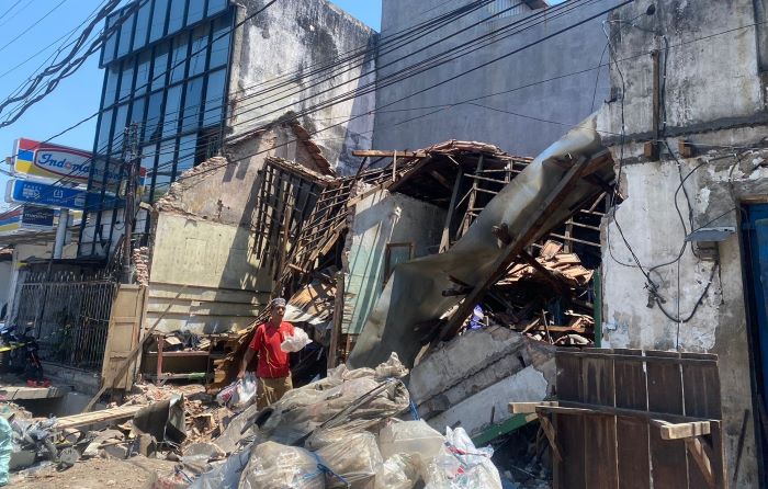 Bangunan di Jalan Kapasari 63 ABC Surabaya, roboh pada Selasa (5/9). - Image