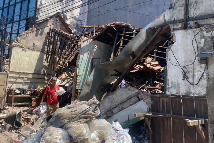 Kontraktor akan bertanggung jawab membangun kembali rumah ambruk di Kapasari Surabaya. - Image