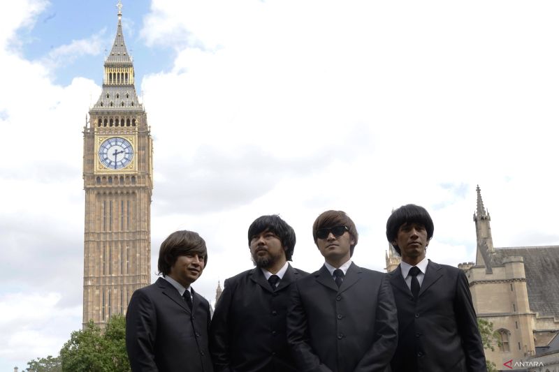Kelompok musik tribute The Beatles, G-Pluck, berpose di dekat Great Bell of the Great Clock of Westminster, London, Inggris Raya, Agustus 2023. (ANTARA/Ahmad Faishal) - Image