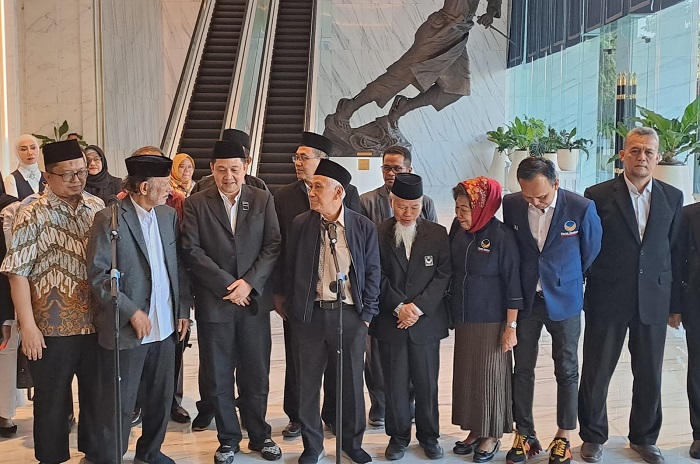 Ketua DPP Partai NasDem Effendy Choirie usai menerima dukungan dari Partai Masyumi, di NasDem Tower, Jakarta, Selasa (5/9). - Image