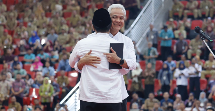 Ribuan rakyat yang terdiri dari berbagai kalangan, memberikan apresiasi setinggi-tingginya kepada Gubernur Jawa Tengah Ganjar Pranowo dan Wakil Gubernur Jawa Tengah Taj Yasin Maimoen Gus Yasin. - Image