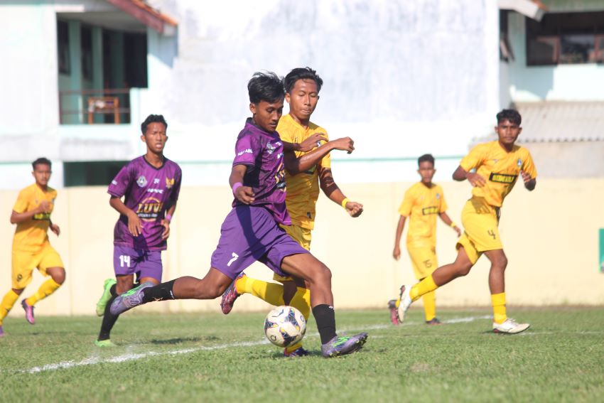 Gelandang Sidoarjo Achmad Dwi Firmansyah (kiri) berduel dengan penyerang Kota Kediri M. Rafael Adiwinanto di Stadion Jenggolo, Sidoarjo, kemarin. - Image