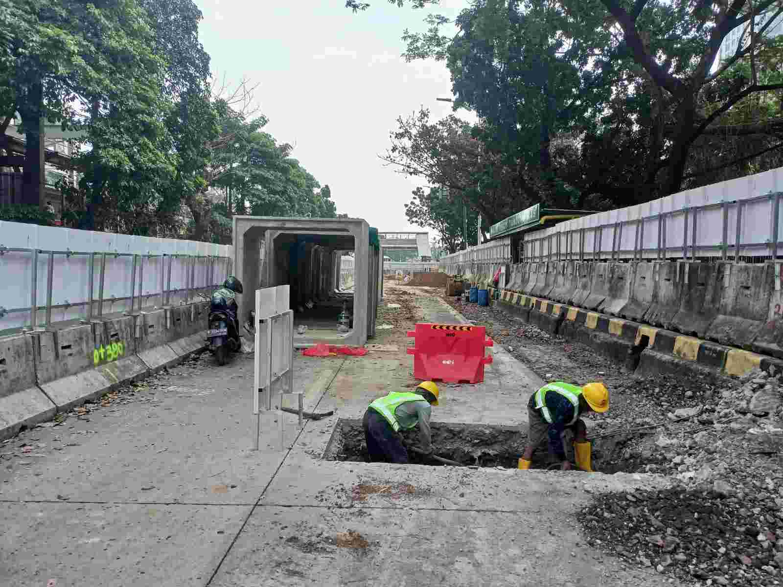 Proyek peningkatan kapasitas saluran dan pintu air di Tanjung Barat. (Dok. Diskominfotik DKI Jakarta) - Image