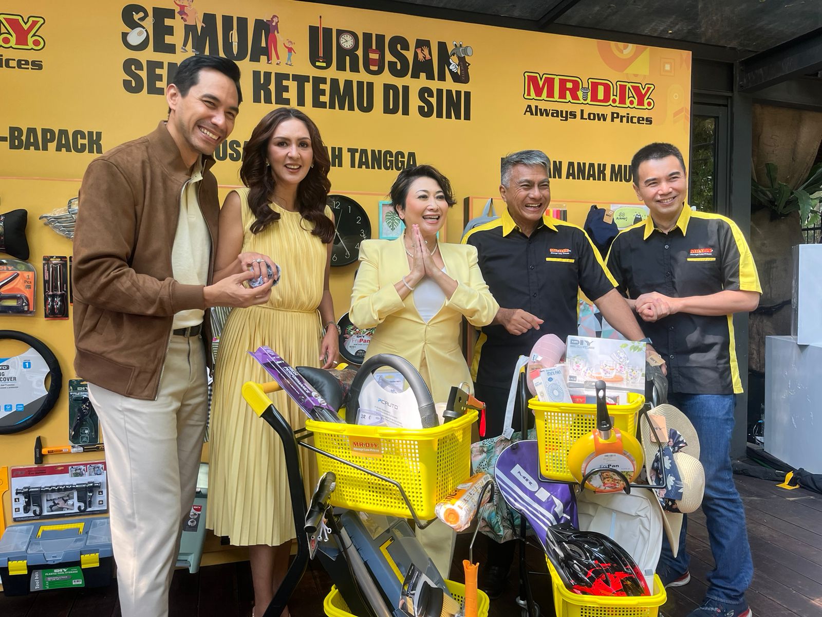 President Director MR.DIY Indonesia D. Cyril Noerhadi (dua dari kanan) bersama Head of Retail MR.DIY Indonesia Hendra Kurniawan bersama Brand Ambassador MR.DIY Indy Barends, Donna Agnesia, dan Darius - Image