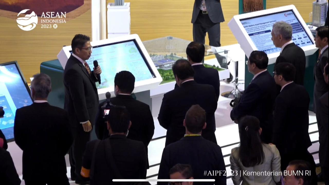 Direktur Utama Pertamina Geothermal Energy Julfi Hadi menjelaskan infrastruktur hijau Pembangkit Listrik Panas Bumi Lumut Balai Unit 2 di hadapan Presiden Jokowi dan beberapa Kepala Negara ASEAN. - Image