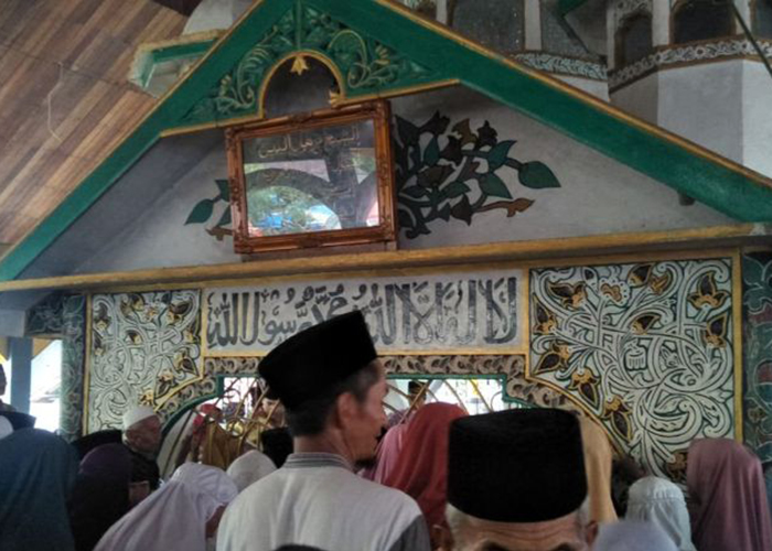 Sejumlah jemaah Tarikat Syatariah mengantre memasuki bangunan tempat dimakamkannya Syekh Burhanuddin di Ulakan Tapakis, Padang Pariaman, Sumbar. - Image