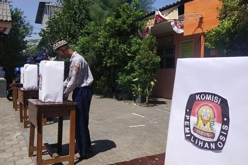 Pelaksanaan pemilihan ketua OSIS di SMP Bina Karya Surabaya di Jalan Tambak Asri 133., SUrabaya, Jatim, Rabu (6/9/2023). (FOTO ANTARA/HO-SMP Bina Karya Surabaya) - Image