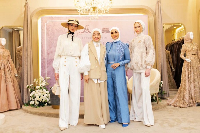 Desainer Ayu Dyah Andari berkolaborasi dengan Putri Zulkifli Hasan akan berpartisipasi di London Fashion Week. - Image