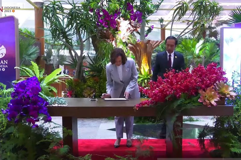 Tangkapan layar Presiden Joko Widodo dan Wakil Presiden AS Kamala Harris sesaat sebelum melakukan pertemuan bilateral di Jakarta Convention Center, Jakarta, Rabu (6/9/2023). - Image