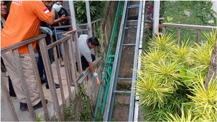 Tim Inavis Polda Bali melakukan investigaasi lift maut Ayuterra Resort Ubud, Sabtu (2/9). - Image