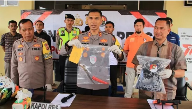 Kapolres Gayo Lues AKBP Setiyawan Eko Prasetiya dan jajarannya menunjukkan barang bukti kasus pembunuhan seorang suami terhadap istrinya. - Image