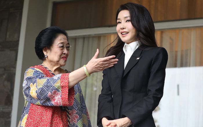 Presiden ke-5 RI Megawati Soekarnoputri menyambut kedatangan Ibu Negara Korea Selatan (Korsel) Kim Keon Hee di Istana Batu Tulis, Bogor, Kamis (7/9). - Image