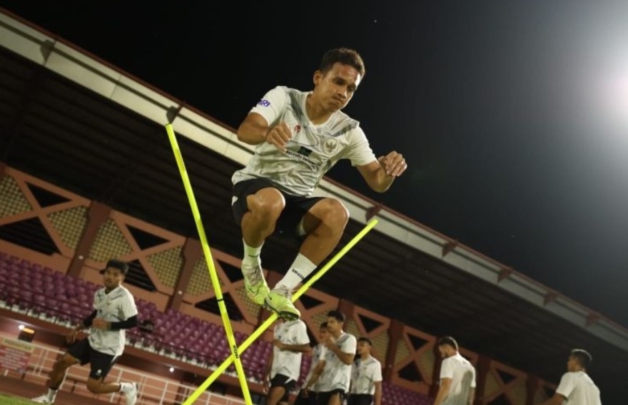 Pemain Timnas Indonesia Egy Maulana Vikri berlatih bersama tim di Lapangan Thor Surabaya, Rabu (6/9/2023). - Image