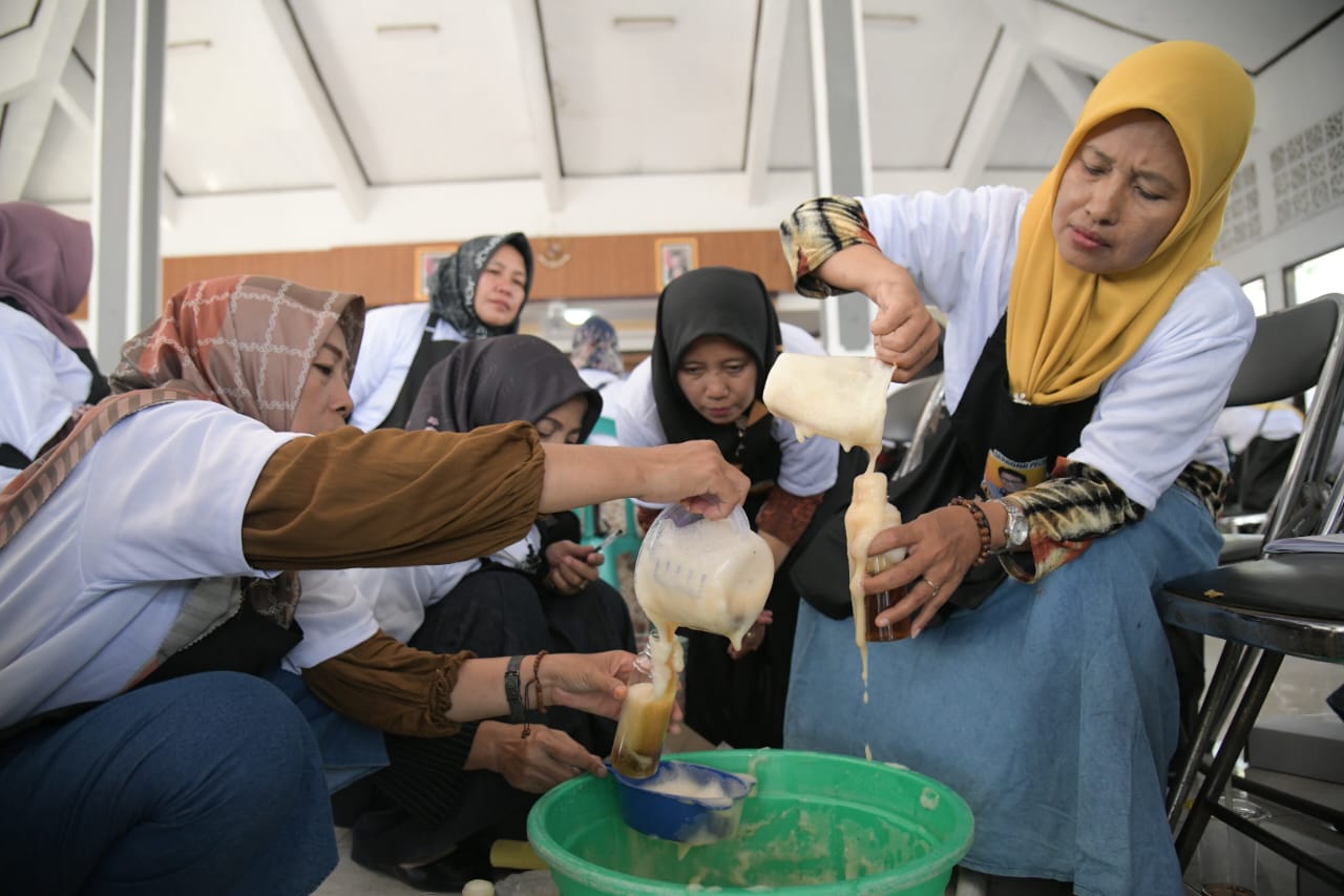 Pelatihan pembuatan sabun cuci piring dari bahan alami di Kendal, Jawa Tengah. (Istimewa) - Image