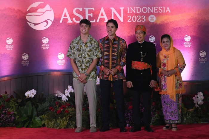 Presiden Joko Widodo dan Ibu Negara Iriana berfoto bersama Perdana Menteri Kanada dan putranya Xavier Trudeau sebelum acara Gala Dinner KTT ke-43 ASEAN di Hutan Kota Plataran, Jakarta. (Ridwan) - Image