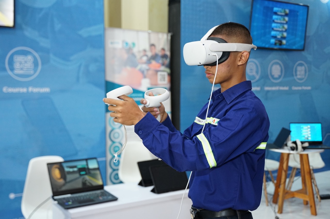 Salah satu peserta Seminar Edukasi bertema “Pembelajaran untuk Masa Depan yang Berkelanjutan” dan Ekshibisi “BISA Ruang Vokasi Learning Experience” yang dihelat BIRU mencoba perangkat VR. (Istimewa) - Image