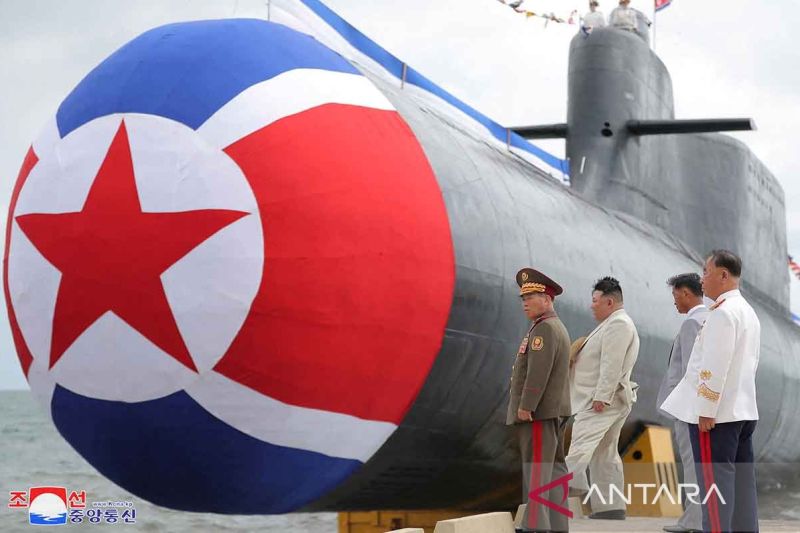 Pemimpin Korea Utara Kim Jong Un menghadiri peluncuran kapal selam tempur nuklir taktis pertama. Tugas kapal selam nuklir itu berpatroli di perairan antara Semenanjung Korea dan Jepang. - Image