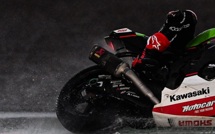 Tampilan belakang Jonathan Rea saat menunggangi motor Kawasaki di WSBK. (Antara) - Image