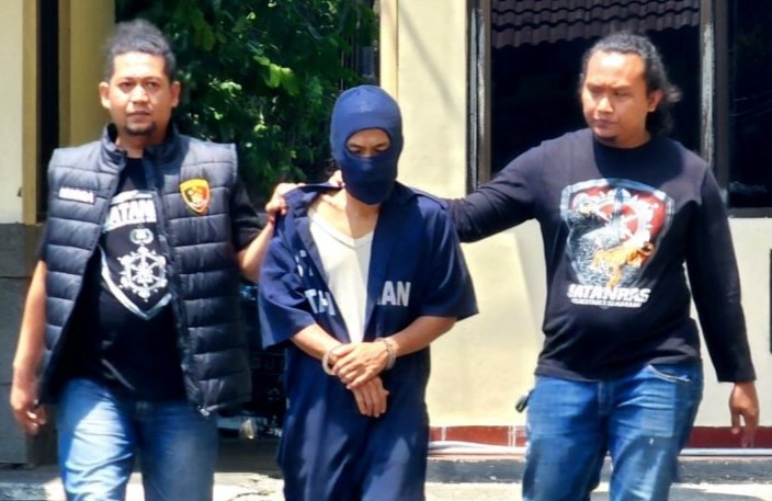 Pengasuh salah satu pondok pesantren di Kota Semarang, tersangka kasus dugaan pencabulan santriwati digelandang di Mapolrestabes Semarang, Jumat (8/9). - Image