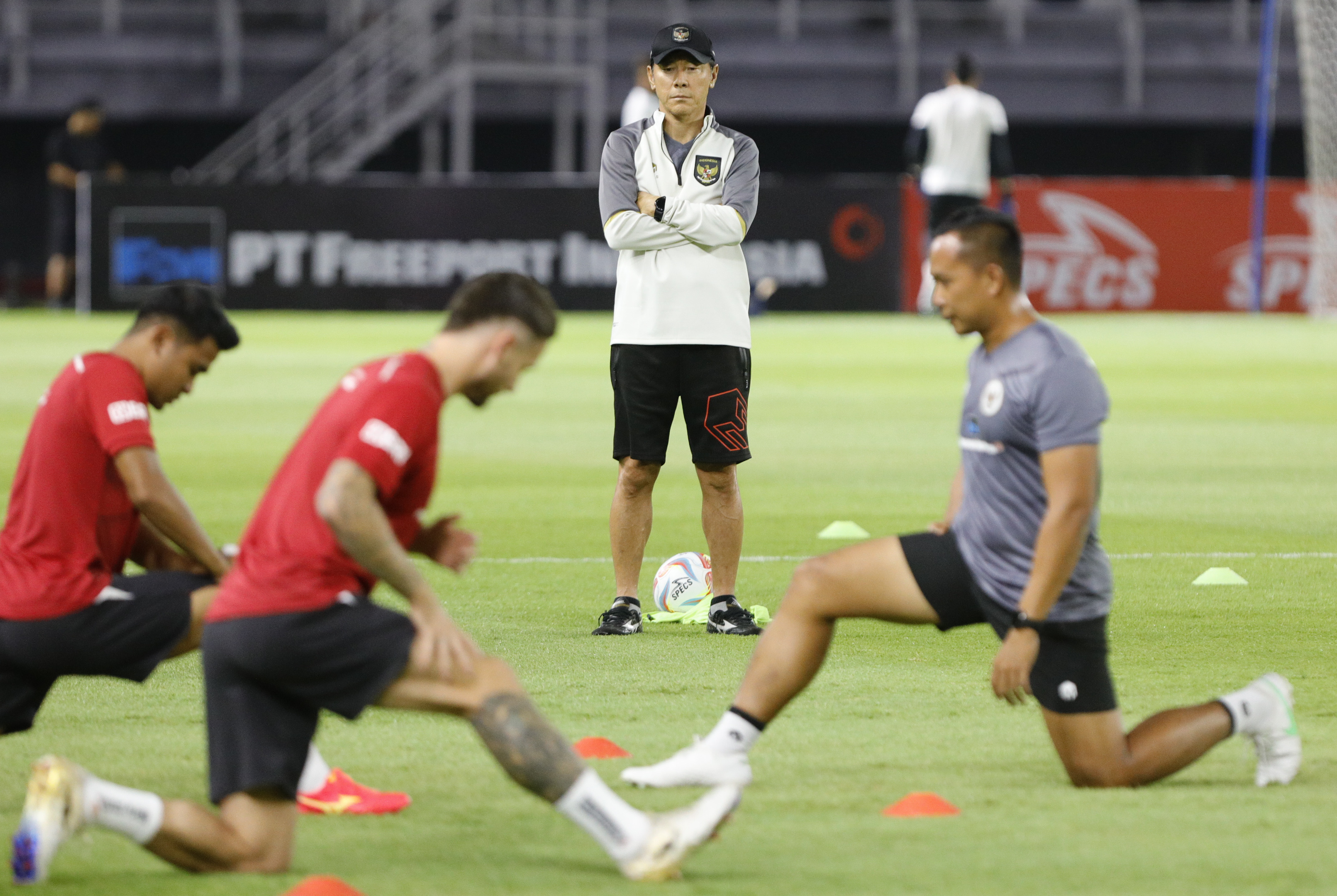 Pelatih Timnas Indonesia Shin Tae-yong (dua dari kanan) mengamati anak asuhnya berlatih di GBK. - Image